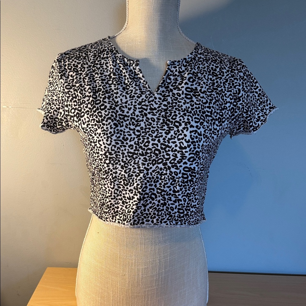 ROMWE Black and White Leopard Print Crop Top